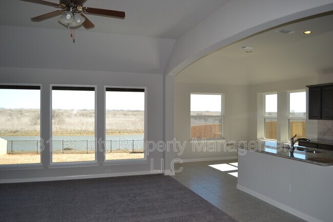 Building Photo - 5090 Royal Springs Dr