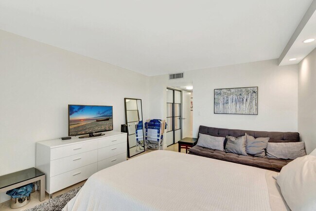 Building Photo - 5550 N Ocean Dr