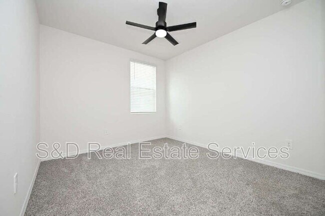 Building Photo - 2106 Rosewood Dr
