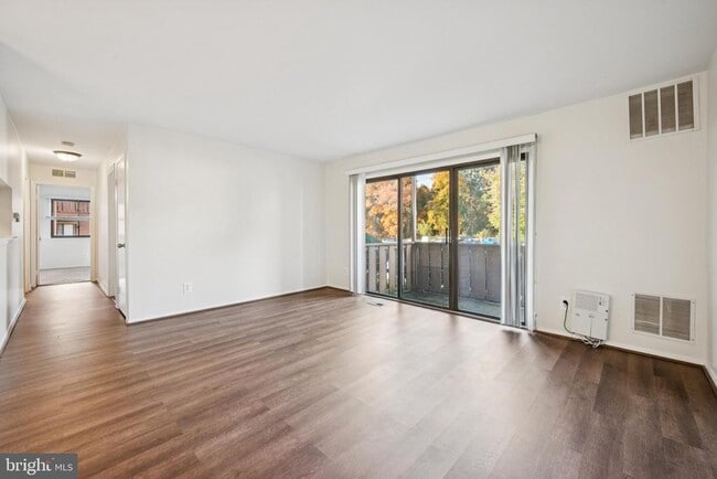 Building Photo - 1001 Woodhollow Dr