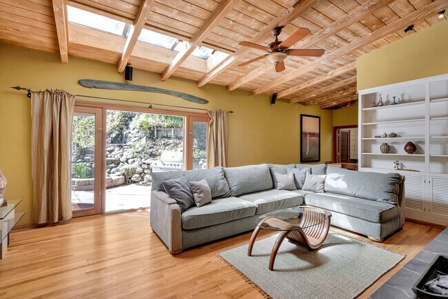 Building Photo - HOLIDAY SPECIAL***2 WEEKS FREE** 3 Bed/2 Bath Oasis in Royal Woods - Available Now