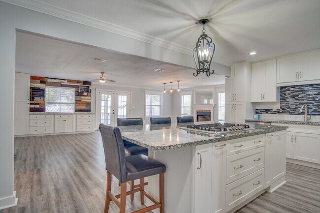Building Photo - East Hill 3BR Home Near Bayview Park with Office, Hot Tub, Workshop & Detached Garage