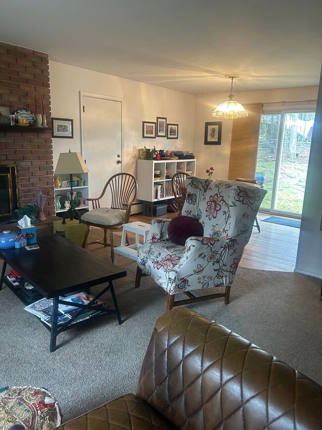 Building Photo - 3 bed, 1 1/2 Bath House