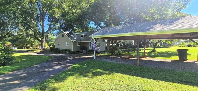 Building Photo - Beautifully Maintained Farm House