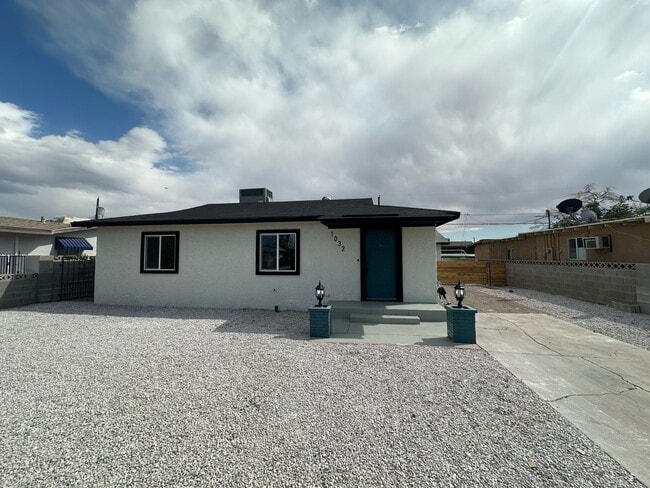 Building Photo - 1032 E Hassett Ave