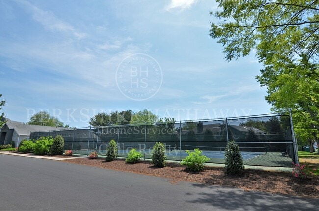 Building Photo - 3 BR, 2.5 BA Versailles Townhouse - Pet Friendly, Bike to Beach