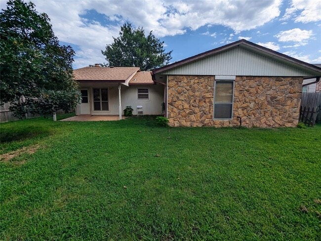 Building Photo - 2116 Oakvista Cir