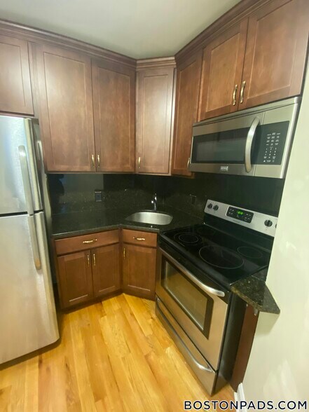 Building Photo - 244 Kelton St