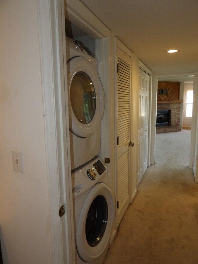 Building Photo - 4230 Pinehurst Cir