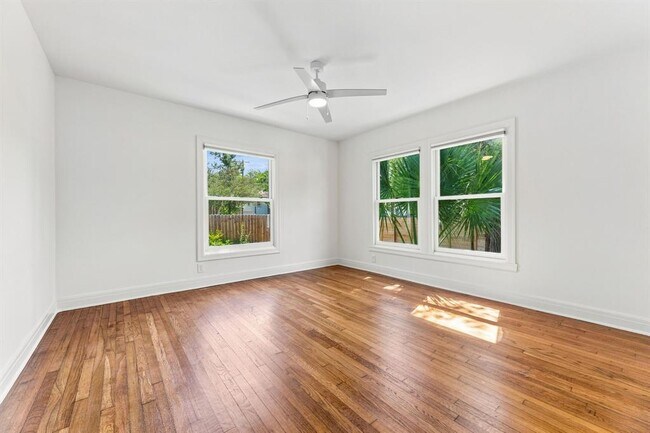 Building Photo - 811 E 45th St