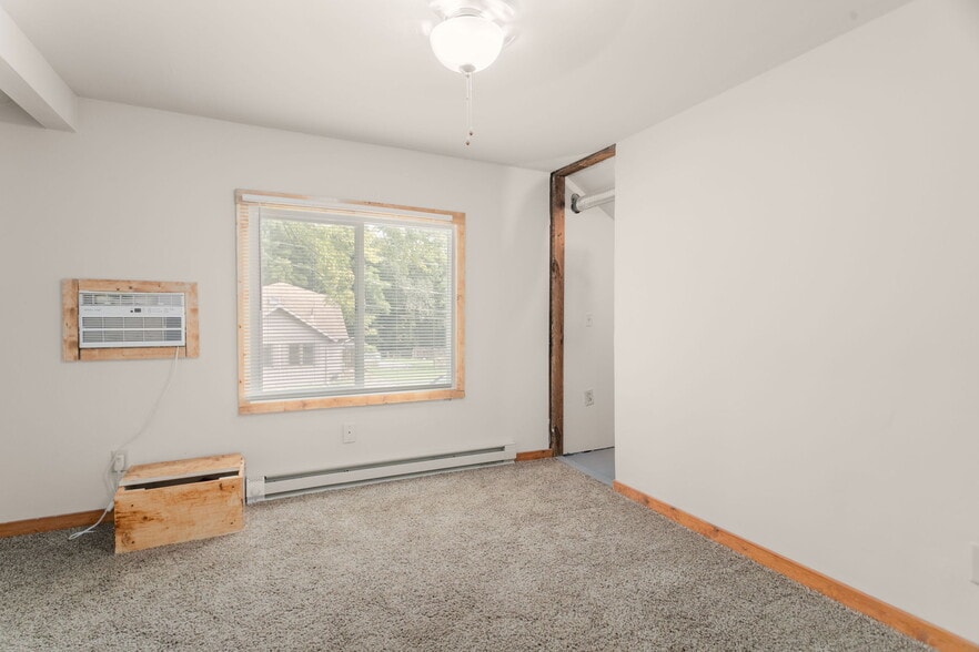 Building Photo - 552 1st Ct