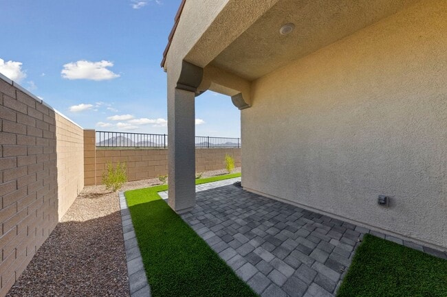 Building Photo - Spacious Single Level with Stunning Mounta...
