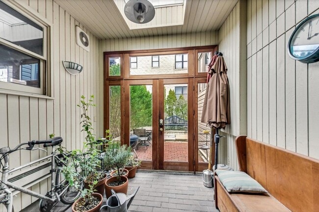 Building Photo - 940 W Cuyler Ave