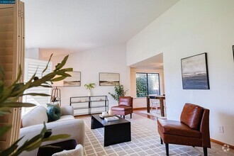 Building Photo - 2040 Larchmont Cir