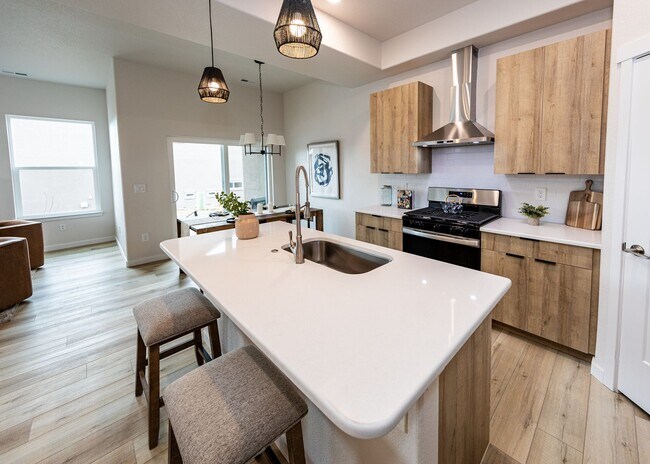 Building Photo - 3 Bedroom End Unit Luxury Townhome in Moun...