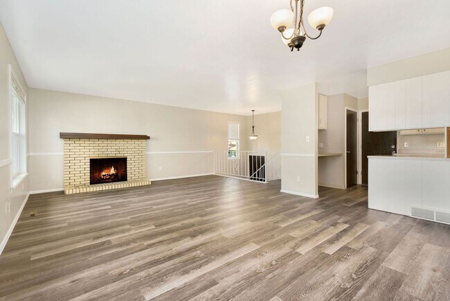 Building Photo - Freshly Updated 4 Bedroom Home