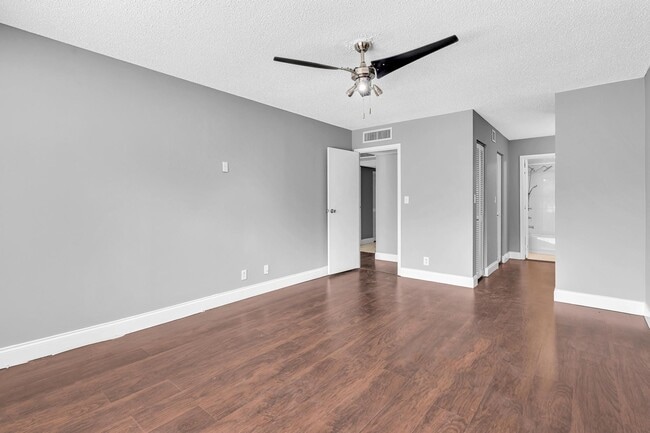 Building Photo - 5961 N Falls Cir Dr