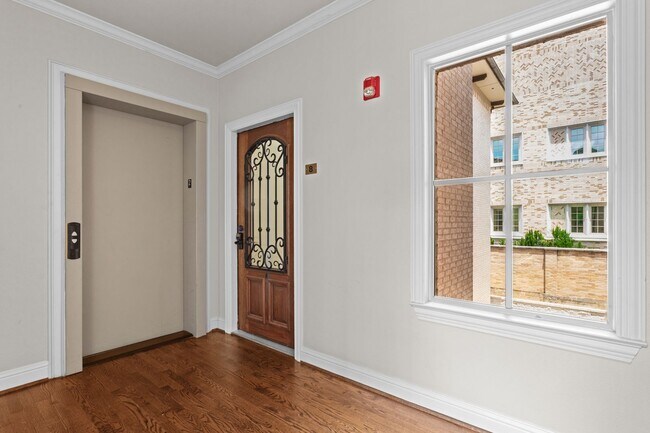 Building Photo - Luxury Highland Park Living