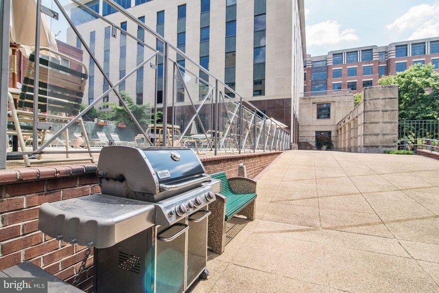 Community Grill - 1401 17th St NW