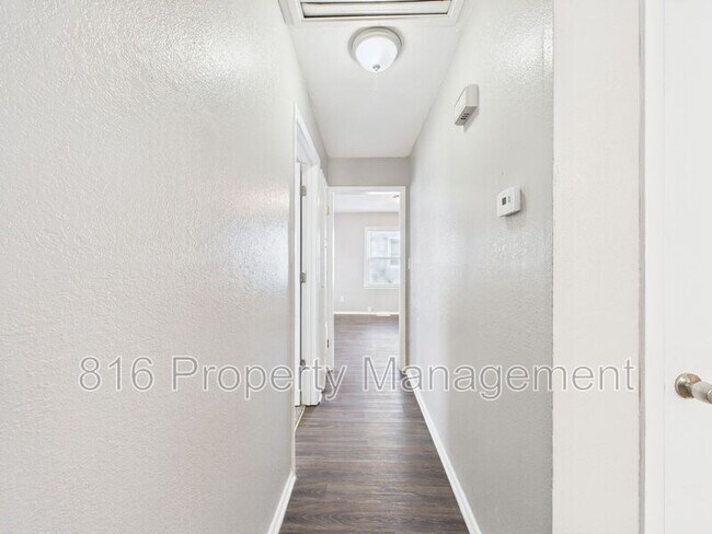 Building Photo - 721 N Rogers St