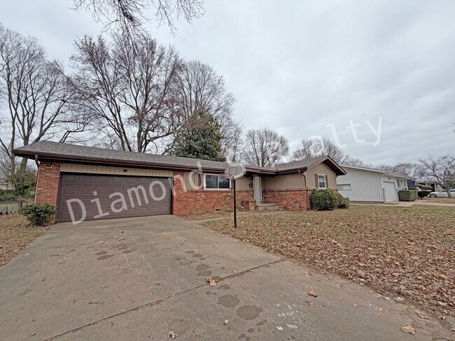 Building Photo - 3 Bedroom Home Close to Sunshine and 65!