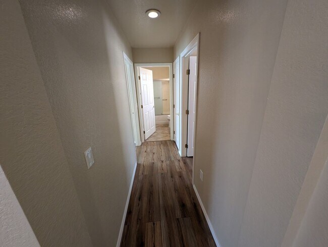 Building Photo - 9729 Buckhorn Dr