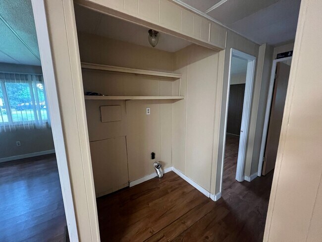 Building Photo - Quiet 2 bedroom home