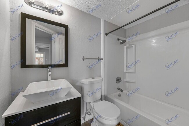 Building Photo - 9520 Royal Ln