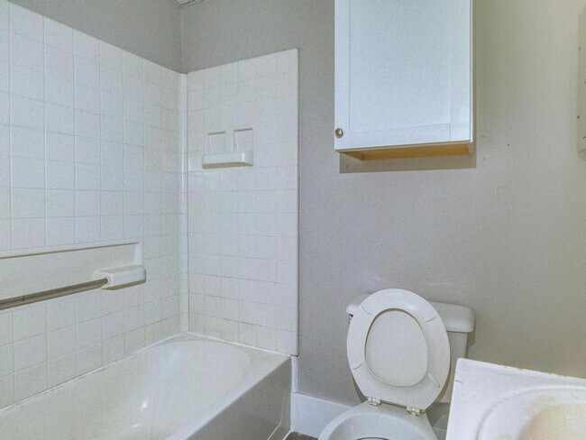 Building Photo - 119 Pine Ave