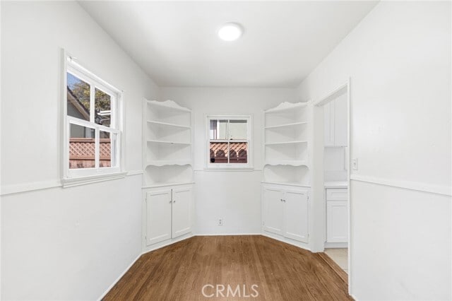 Building Photo - 1367 N Mentor Ave