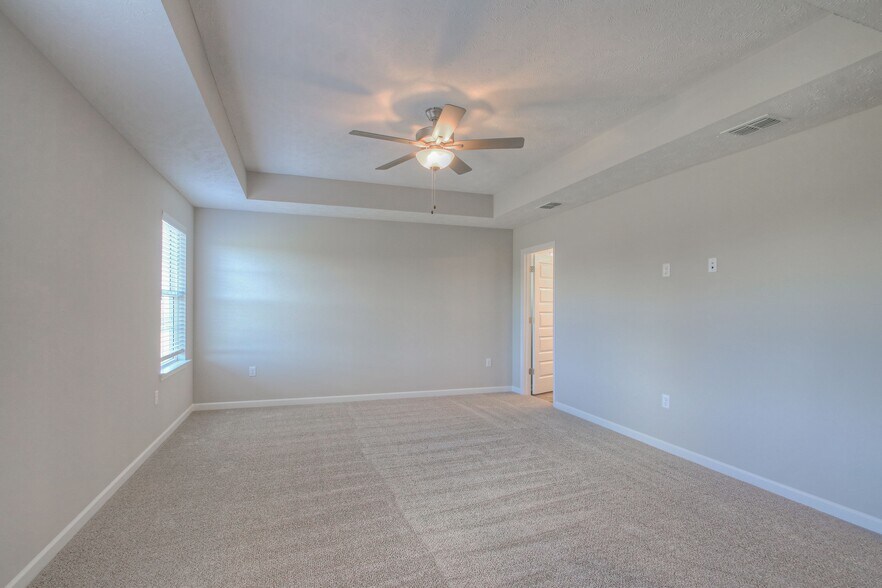 Building Photo - 4340 Doral Dr