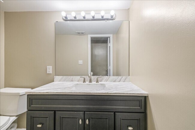 Building Photo - 207 Iris Cir