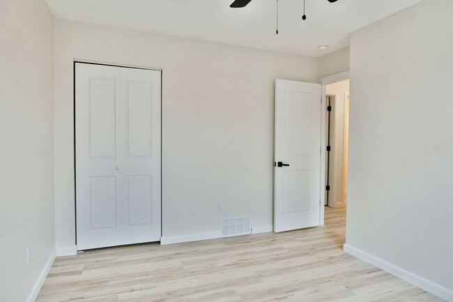 Building Photo - 460 &amp; 462 Fowler St