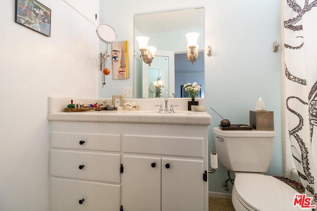 Building Photo - 2431 Walgrove Ave