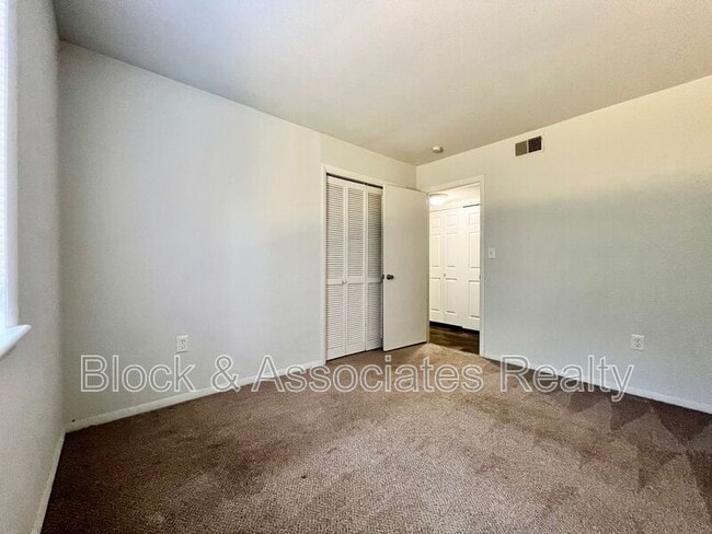 Building Photo - 2250 Sunderland Rd