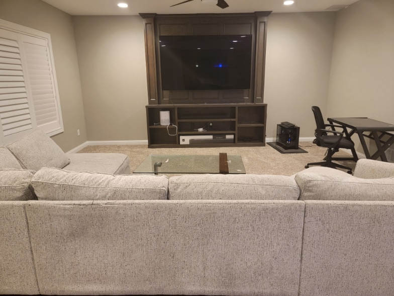 Building Photo - 605 NE Dellwood Dr