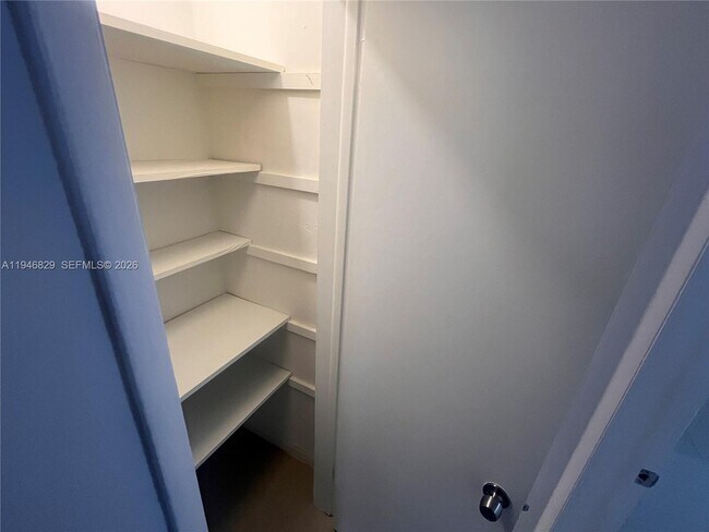 Building Photo - 5010 SW 26th Ave