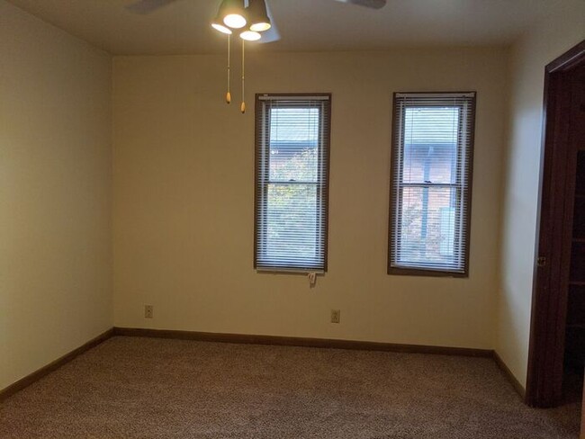 Building Photo - Downtown 1 Bedroom Ground Level Apartment ...