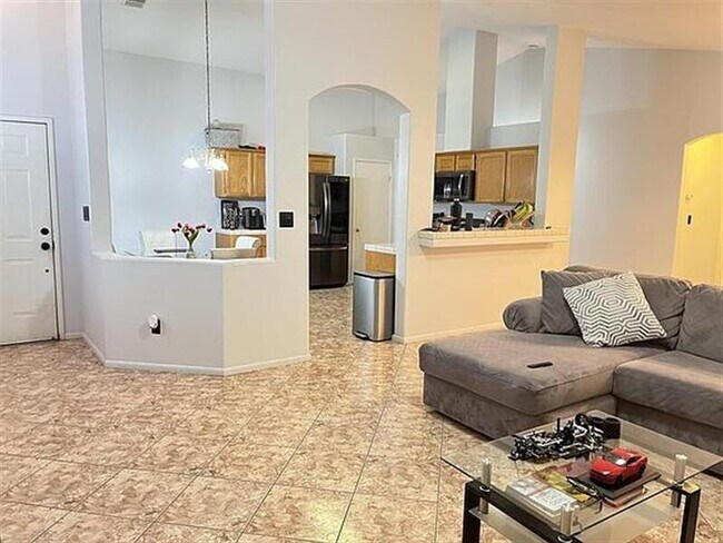 Building Photo - Bakersfield Best Home