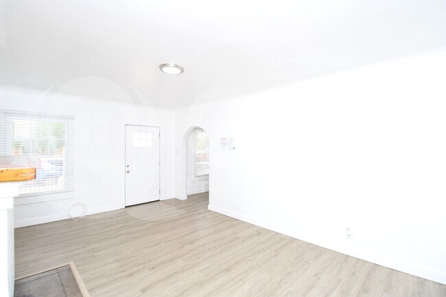 Building Photo - 146 N 10th Ave