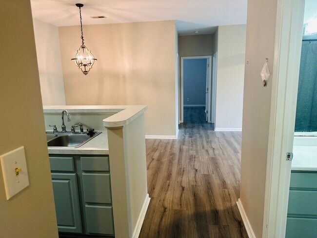 Building Photo - Beautiful Condo in Mount Pleasant!