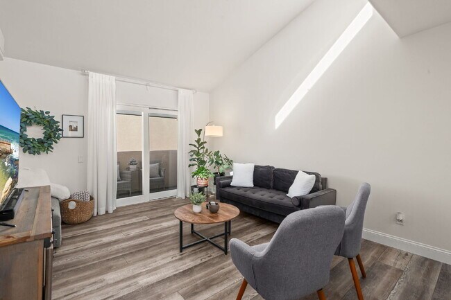 Building Photo - 3BR/2BA Condo with Vaulted Ceilings, Close Proximity to UCSD and Medical Centers! Available APRIL...