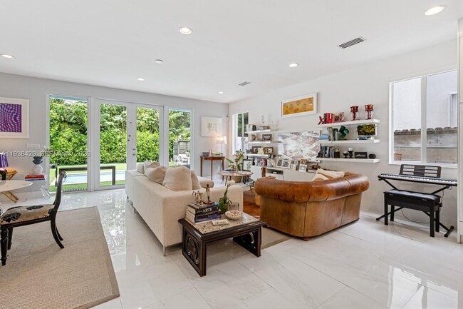 Building Photo - 2930 Catalina St