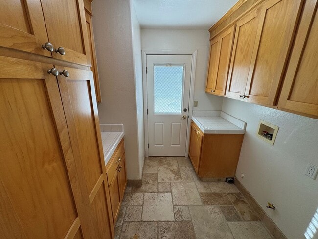 Building Photo - Spacious East Ventura Home- Many Interior Upgrades and Large Backyard!