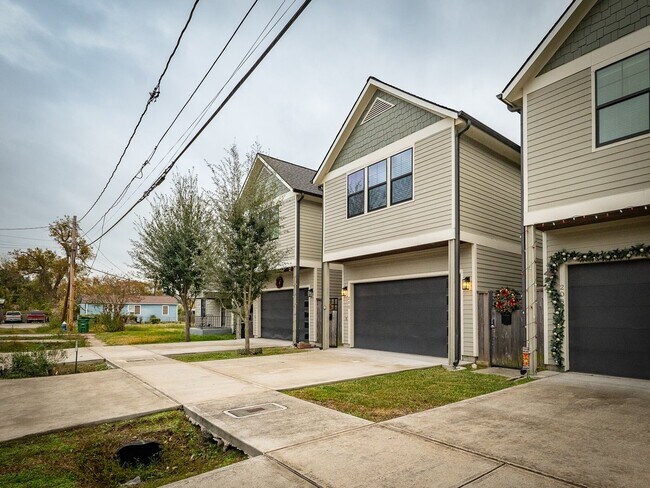 Building Photo - 210 E 32nd St