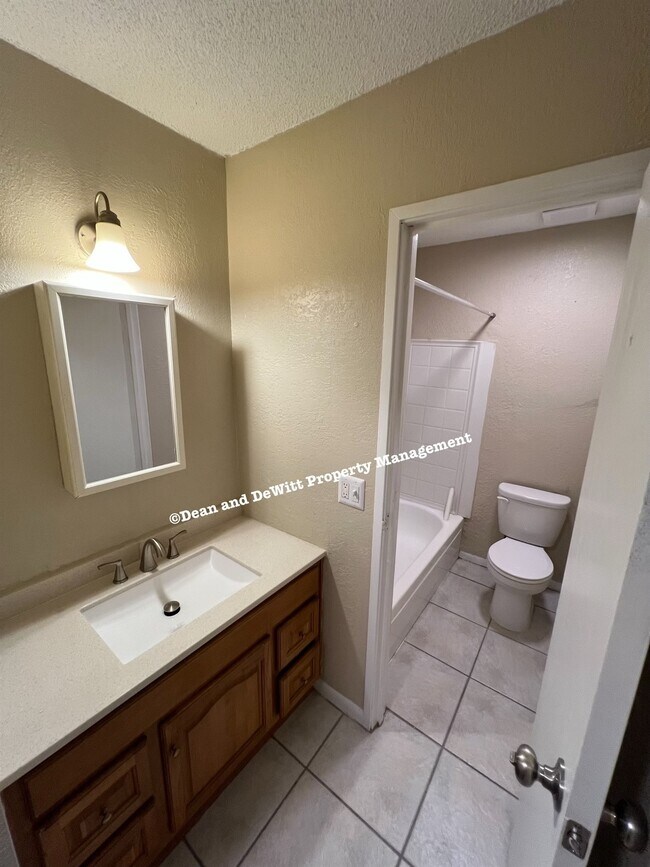 Building Photo - 1 Bed/1 Bath - Unit 228