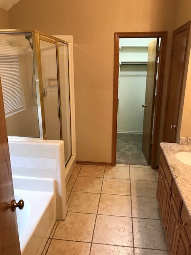 Building Photo - 3 Bedroom 2 Bath in West Norman