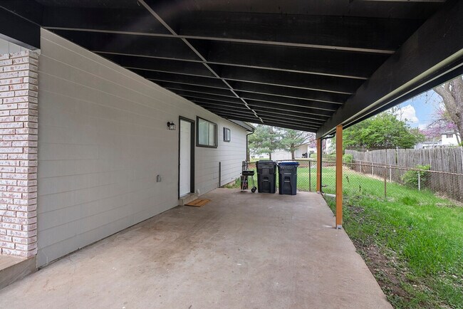 Building Photo - 2310 Dove Dr