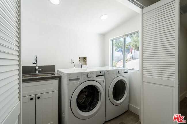 Building Photo - 5026 Medina Rd