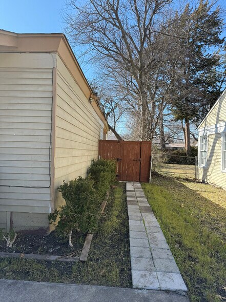 Building Photo - 1209 Shady Ln